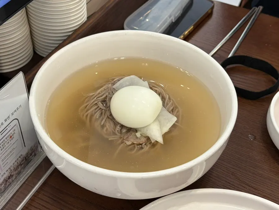 A bowl of mild-broth Pyeongyang mul-makguksu