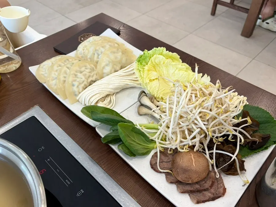 Pyeongyang mandu hot pot for two with 8 dumplings and vegetables