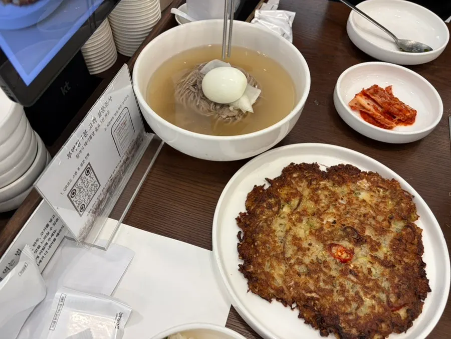 The pot of Pyeongyang mandu hot pot starting to boil