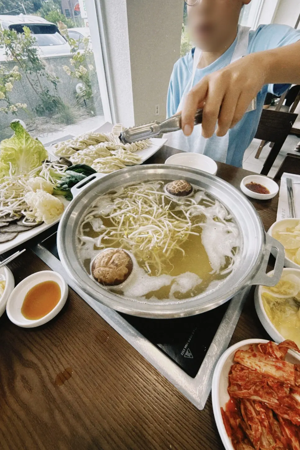불 위에서 끓기 시작한 평양만두전골 냄비