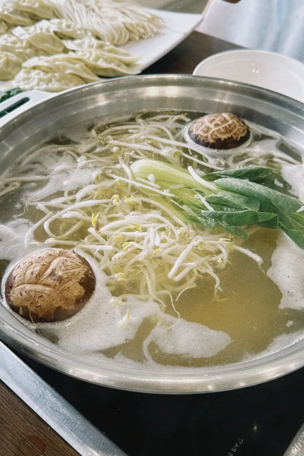 김이 오르는 평양만두전골 국물