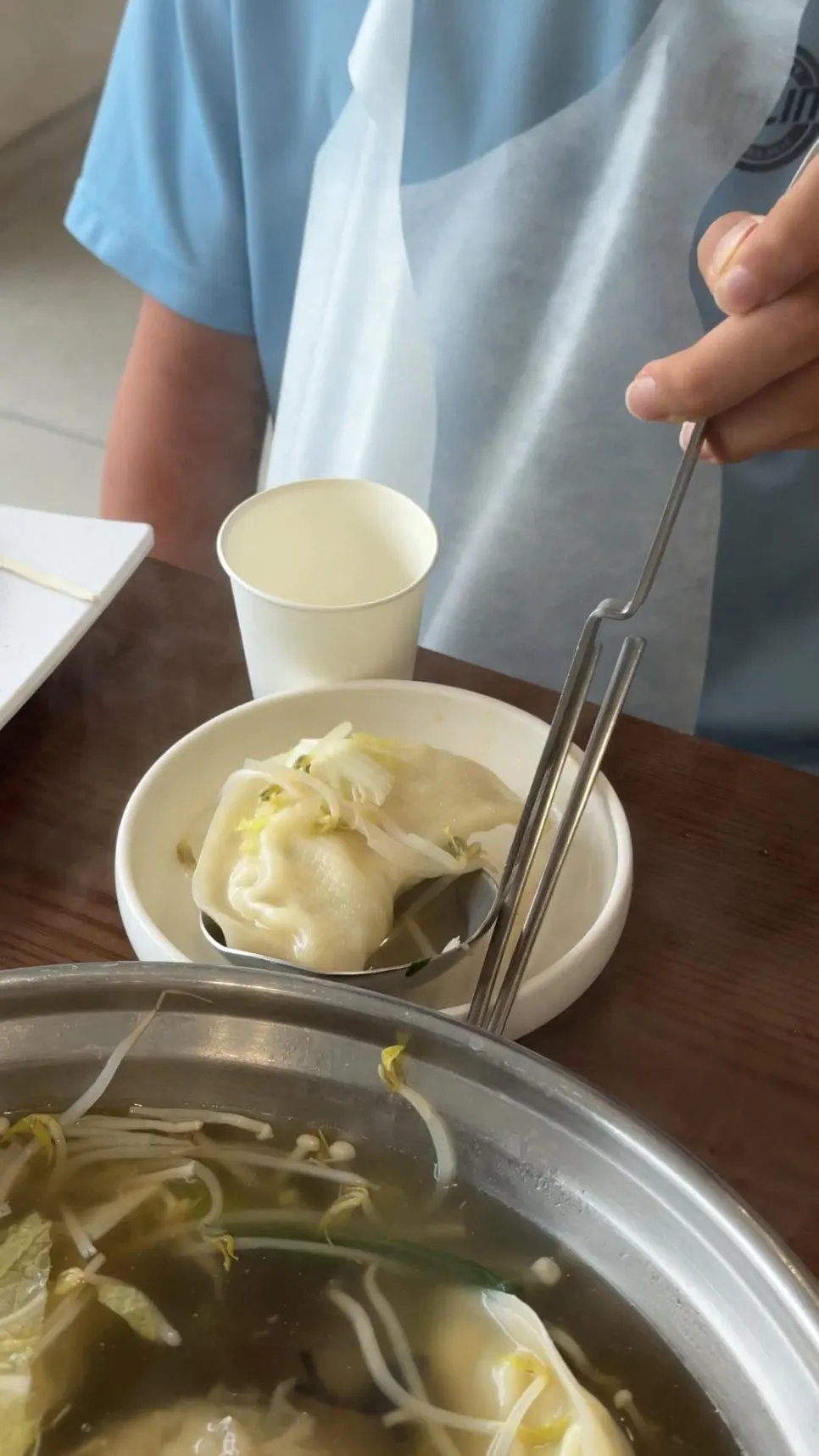 앞접시에 옮겨 담은 평양만두