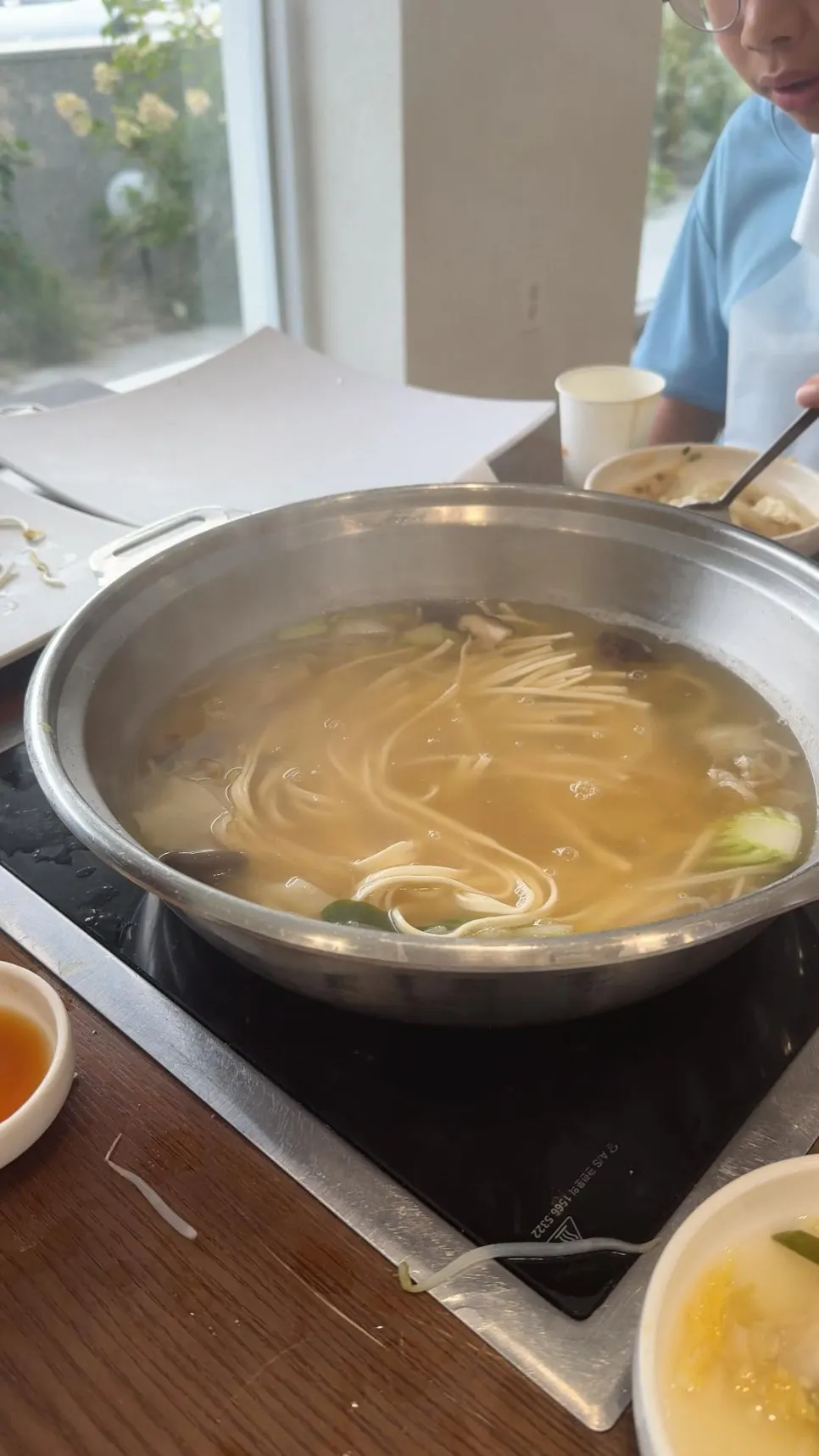 선선한 날 어울리는 뜨거운 만두전골 국물