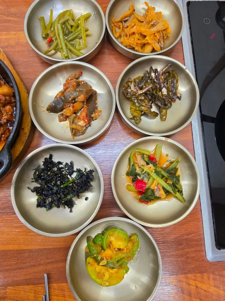 샐러드와 밑반찬이 차려진 상