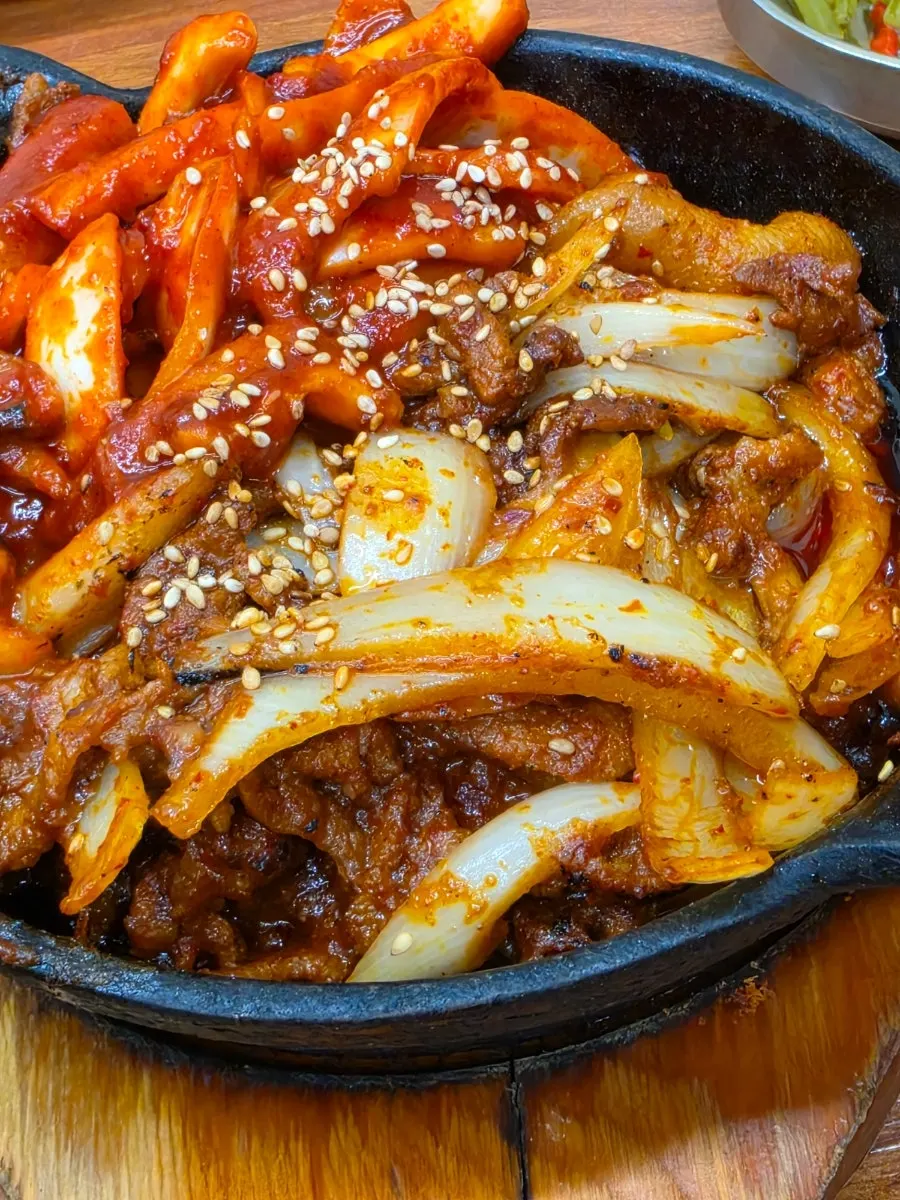 매콤한 양념의 오징어볶음 접시