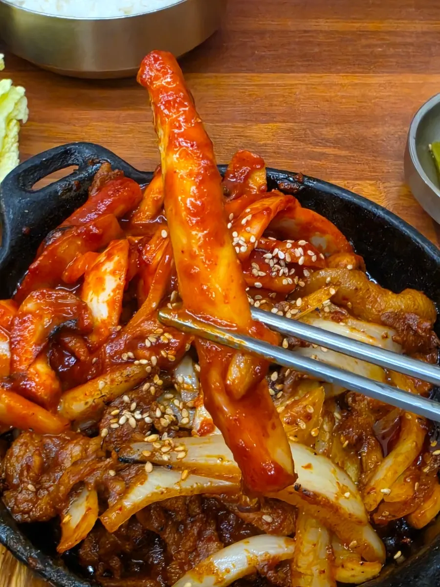 밥에 비벼 쌈채소에 싼 오징어볶음