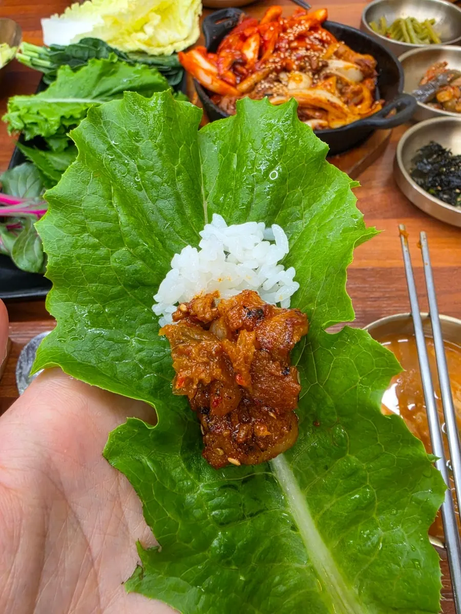상추에 제육볶음과 강된장 올린 쌈