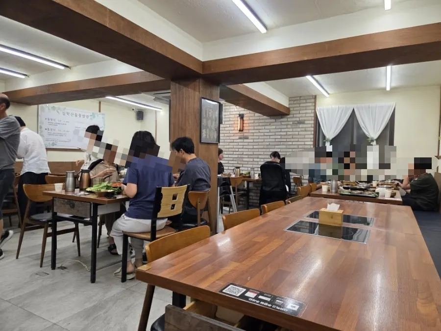 테이블이 넉넉한 들꽃쌈밥 내부