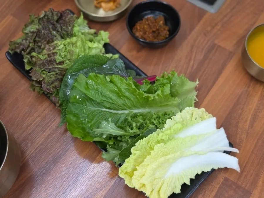 접시에 담아온 신선한 쌈 채소