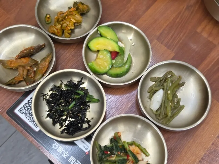 정갈하게 세팅된 기본반찬 한 상