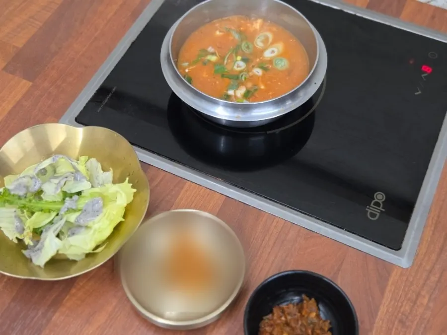 간이 세지 않은 밑반찬 접시들