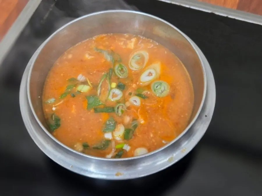구수하게 끓여 나온 된장찌개
