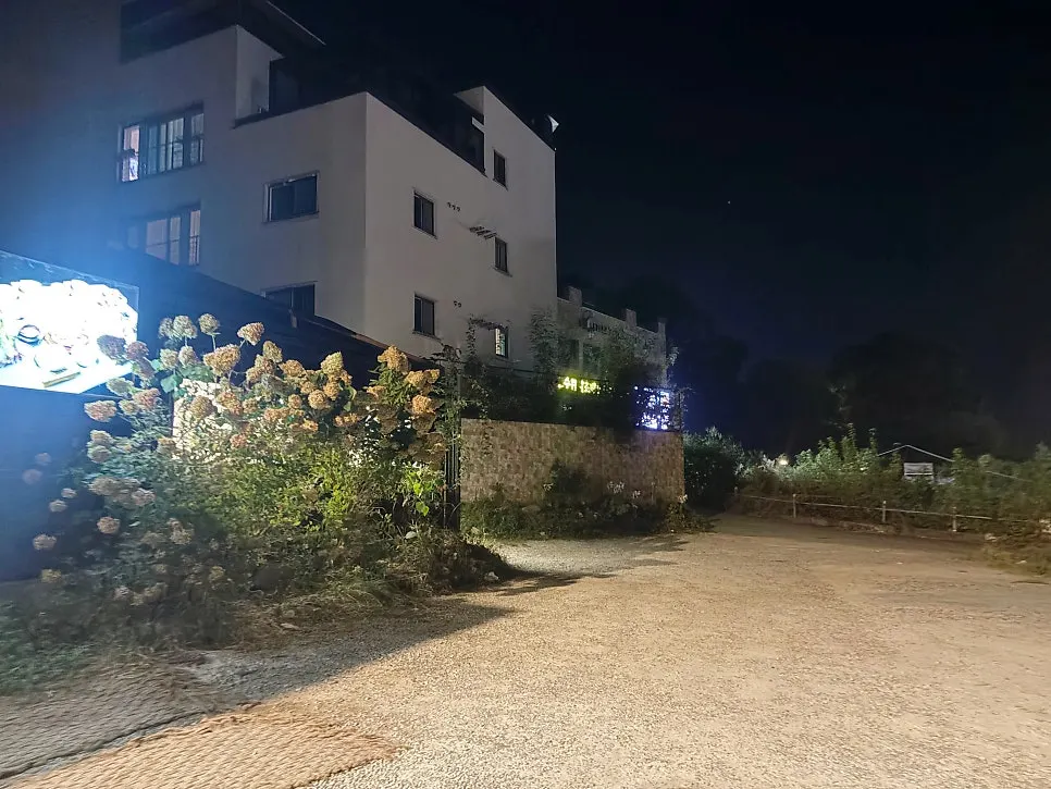 Building and parking lot of Simhaksan Deulkkot Ssambap