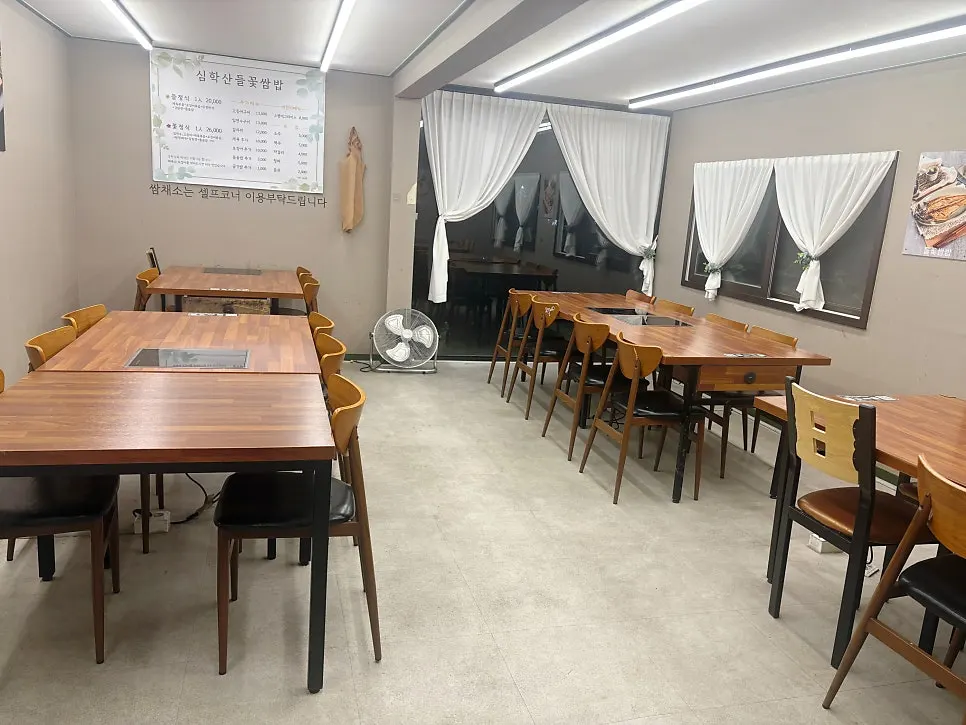 Table seating inside Simhaksan Deulkkot Ssambap