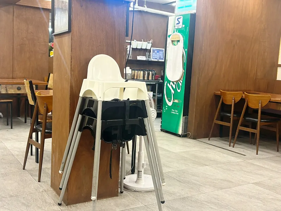 View of the dining hall seating at Deulkkot Ssambap