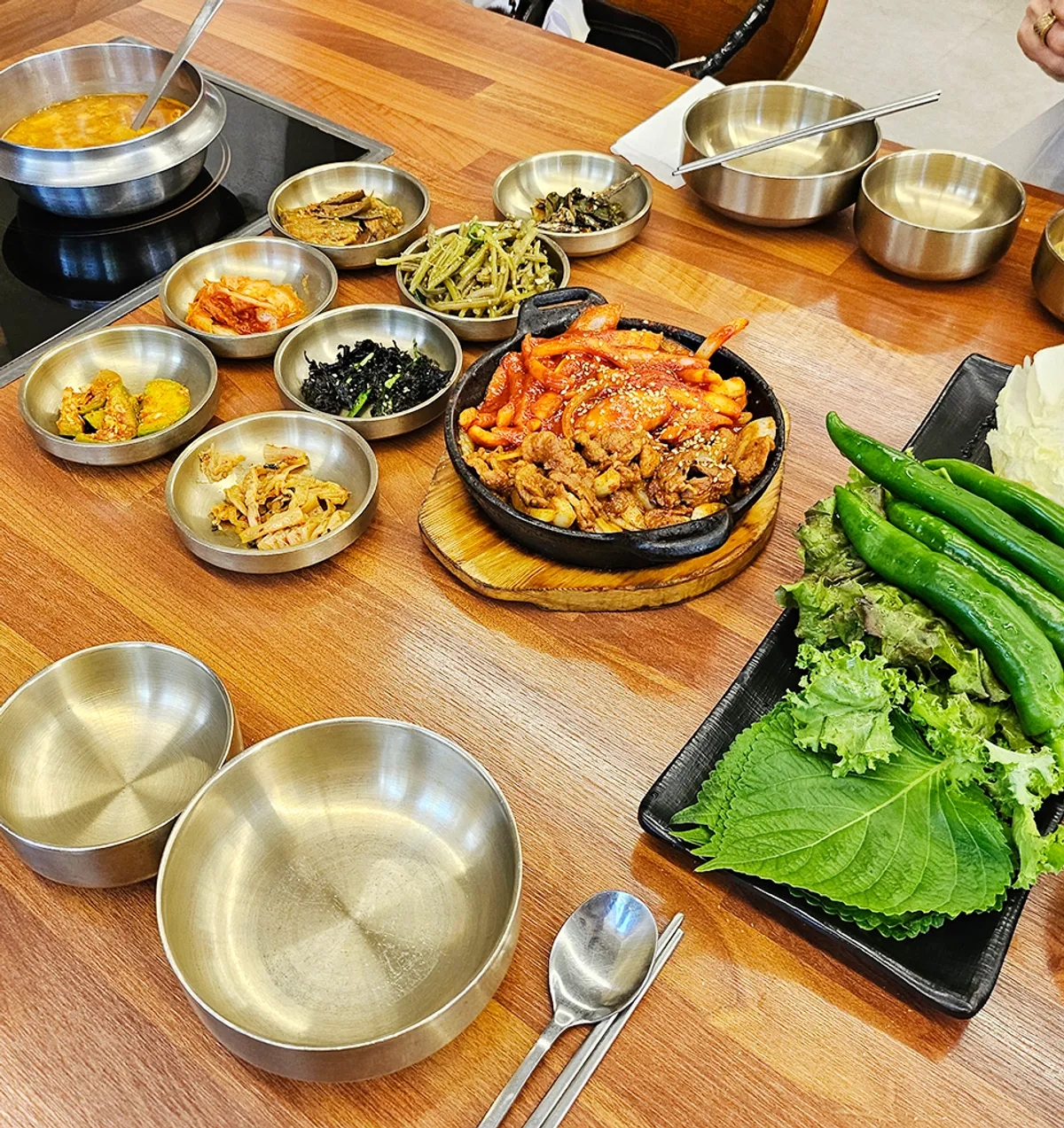 Deuljeongsik set table at Simhaksan Deulkkot Ssambap
