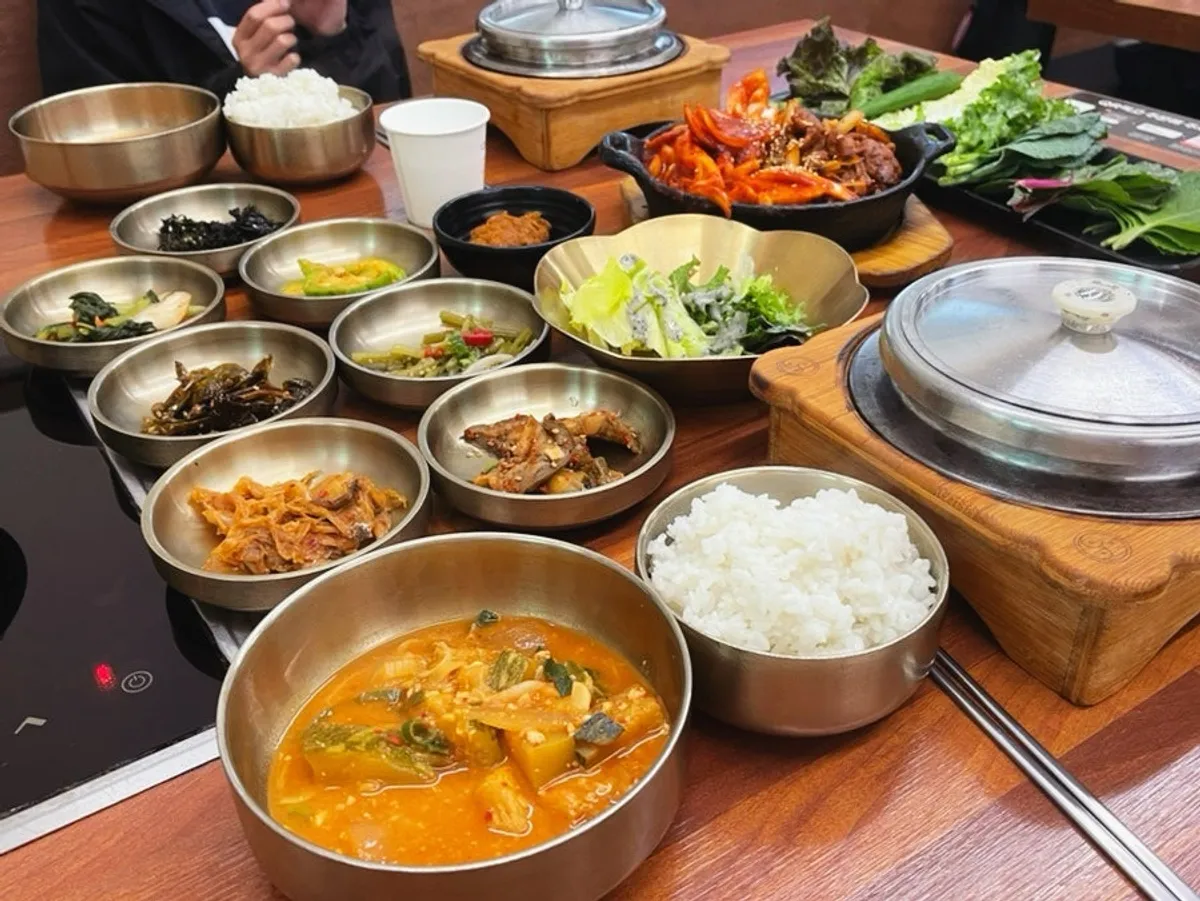 Representative photo of a full ssambap spread at Simhaksan Deulkkot Ssambap in Paju