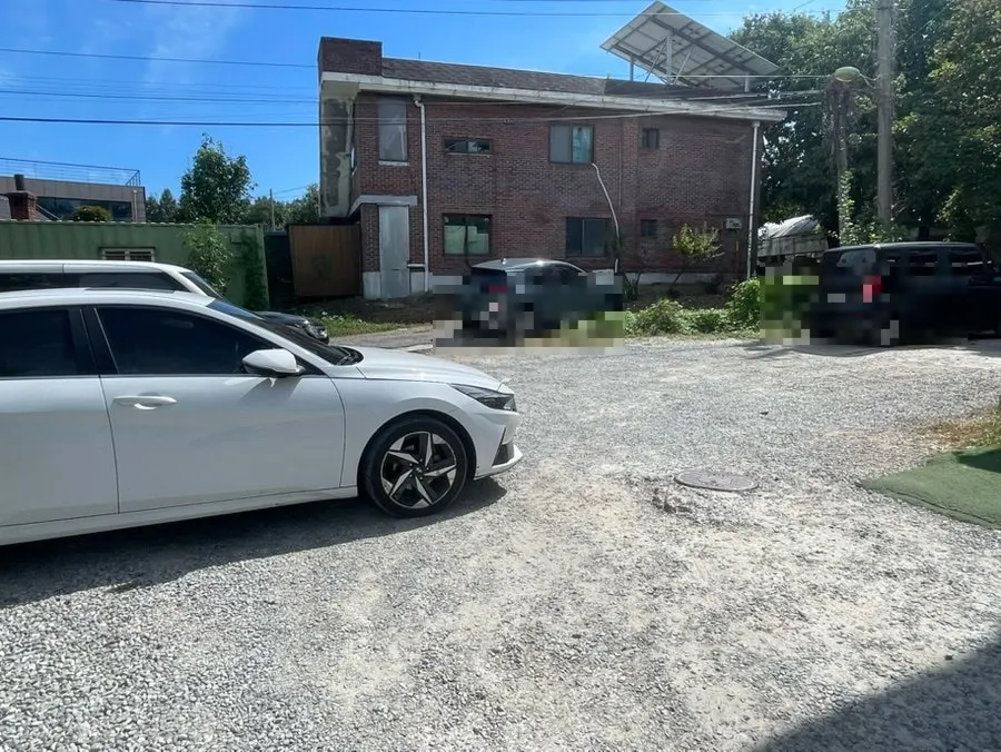 Parking area at the Simhaksan Deulkkot Ssambap building