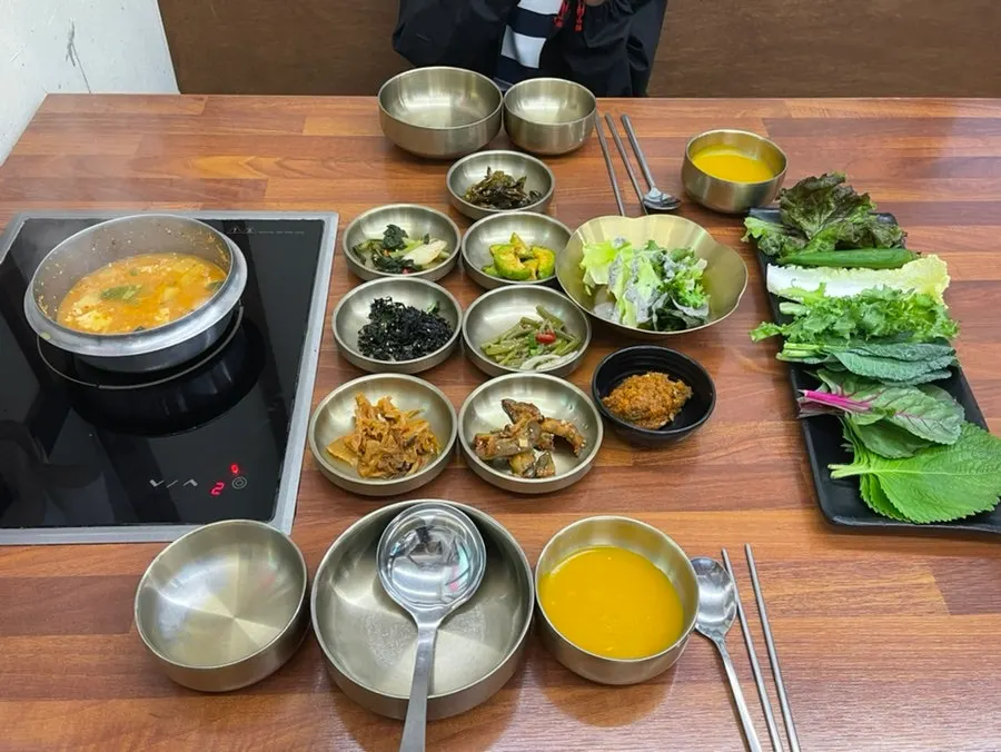 Quickly set basic table spread for the ssambap meal