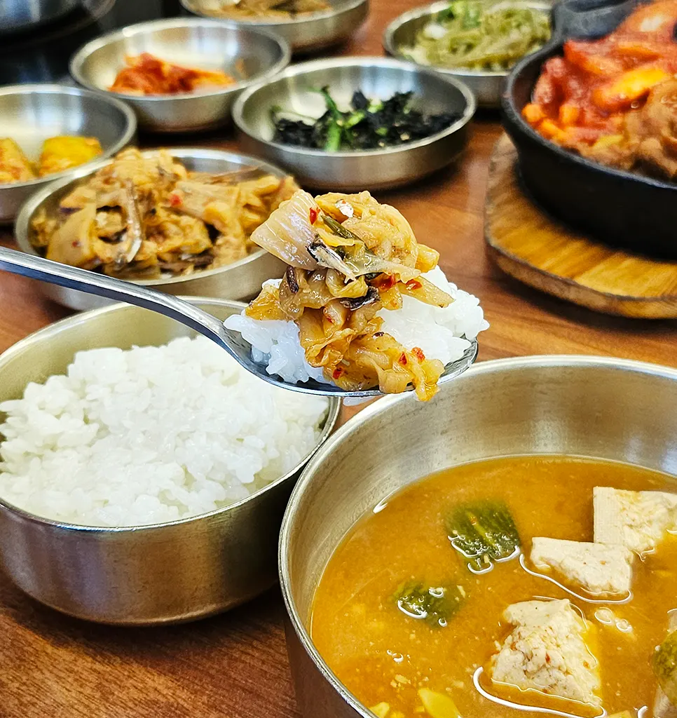 Freshly cooked stone-pot rice