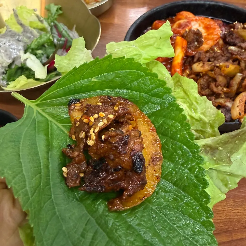 Stir-fried pork and stir-fried squid served half-and-half on a hot plate