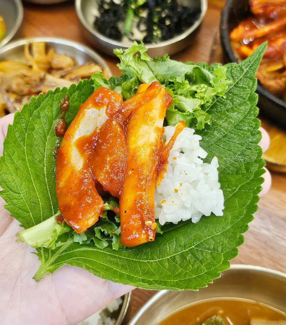 Bubbling doenjang stew with the table setting