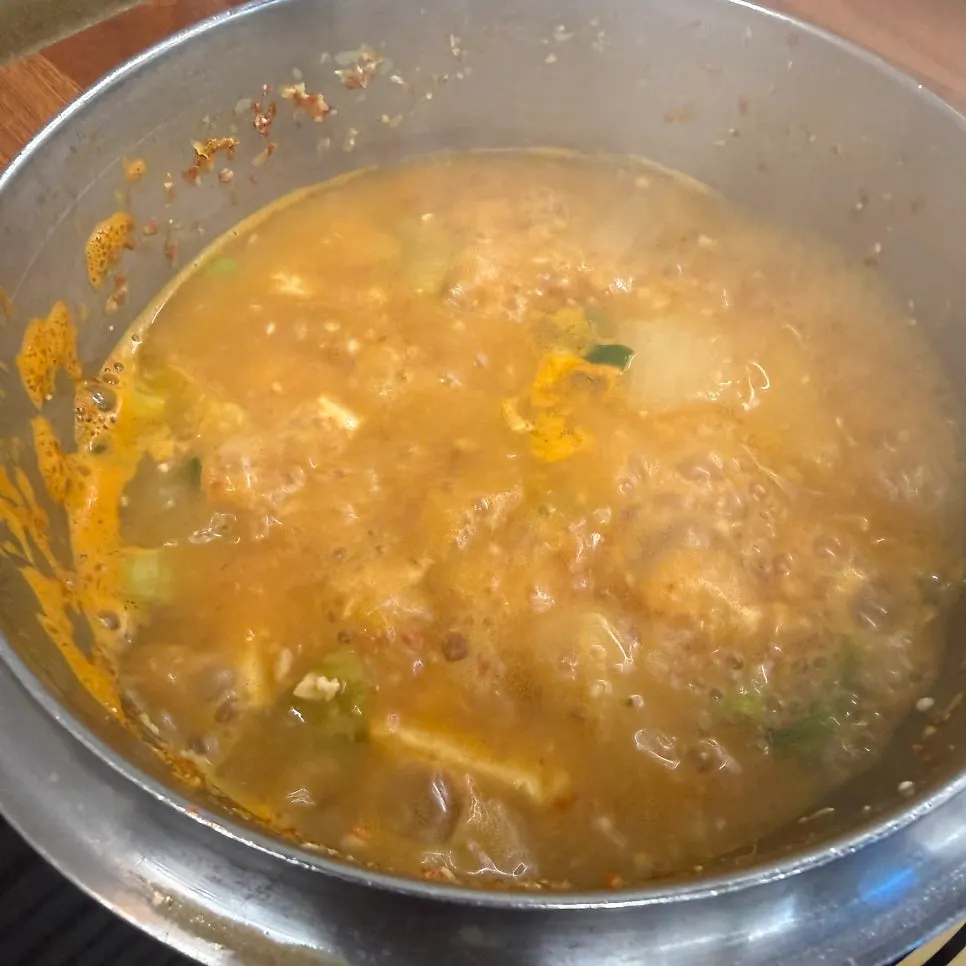 Stone-pot rice with water poured in to make nurungji