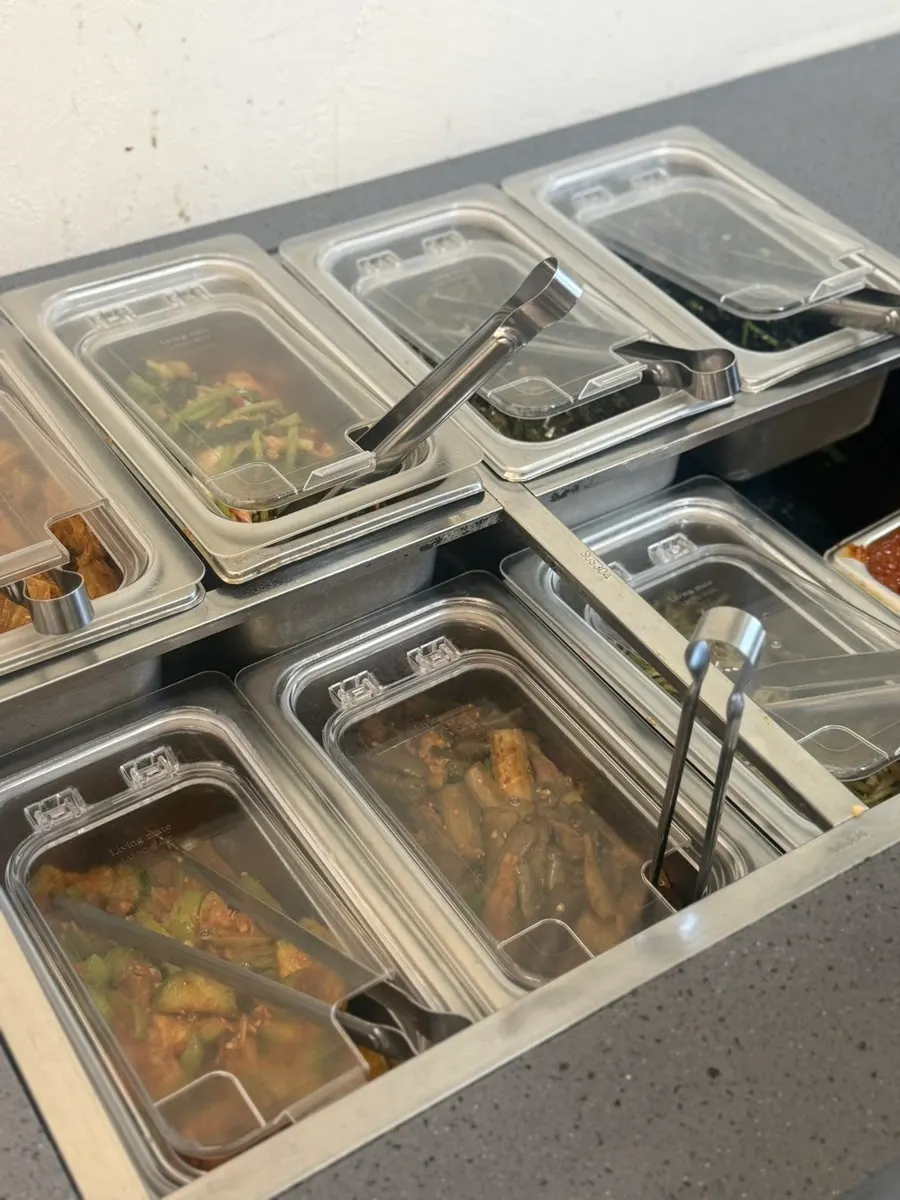 셀프바에 준비된 상추와 깻잎