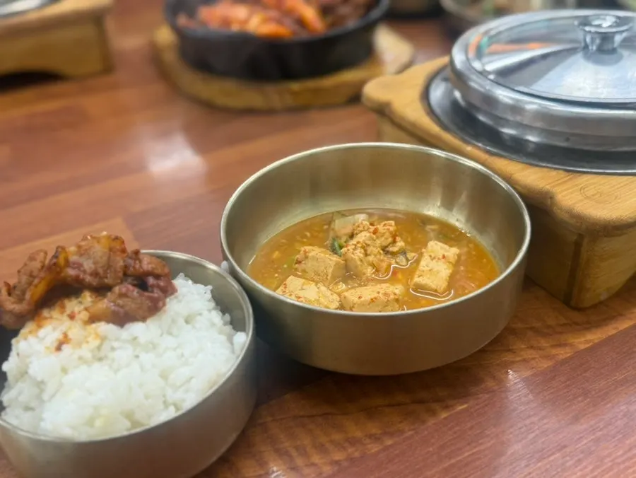 돌솥밥까지 차려진 한 상