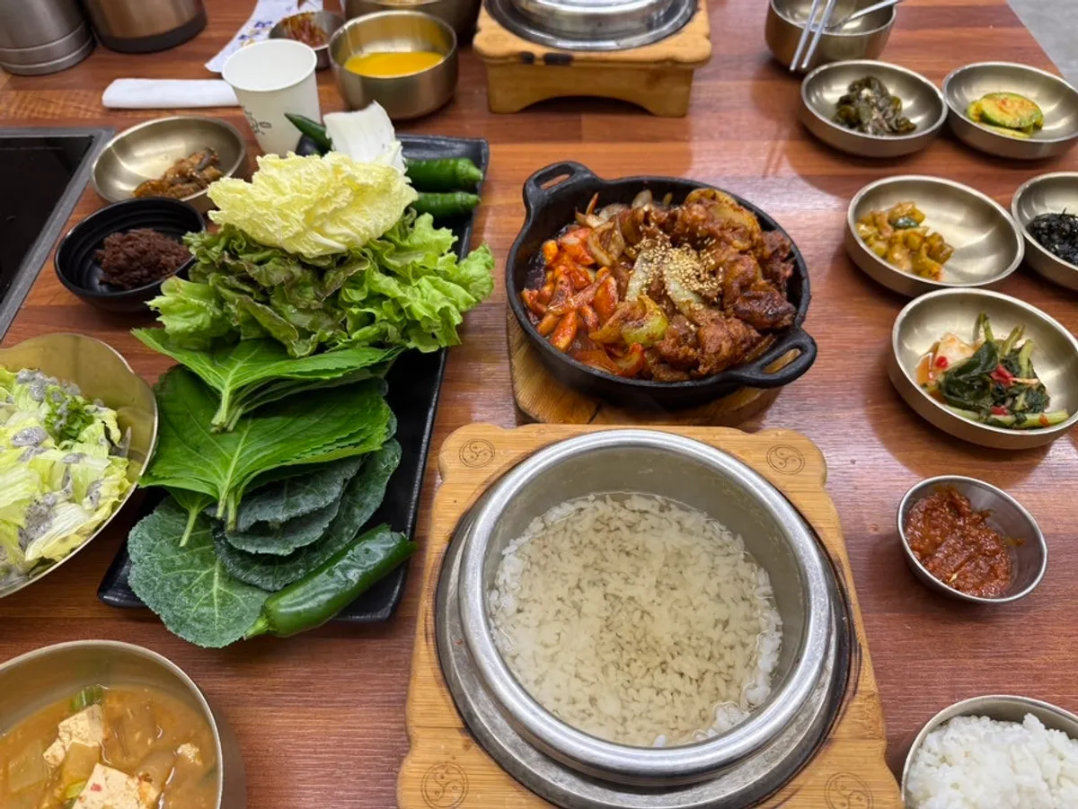 Main dishes of stir-fried pork and stir-fried squid