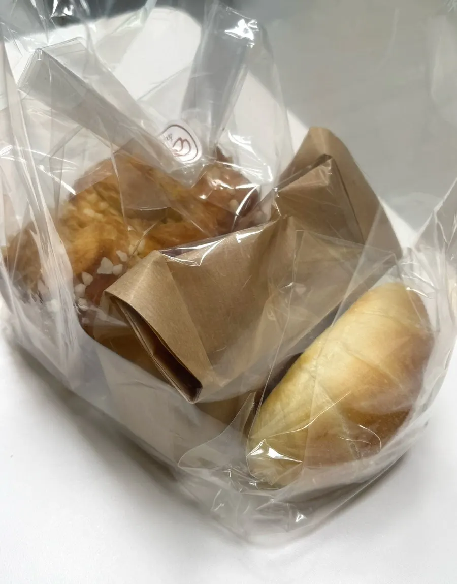 주문한 샌드위치와 소금빵