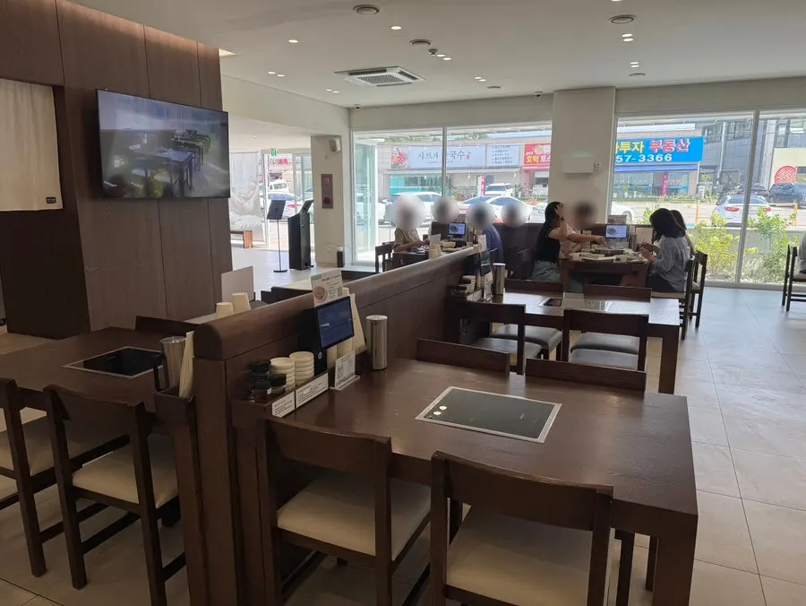 Ample restaurant parking