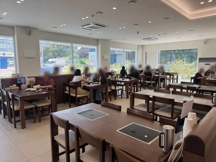 View of the restaurant parking area