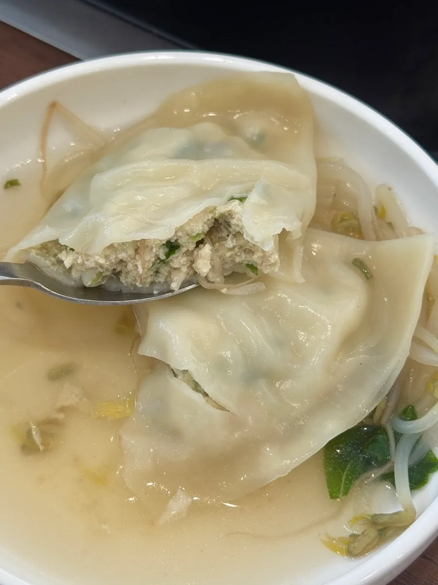 Pyeongyang handmade mandu warmed in the hot pot