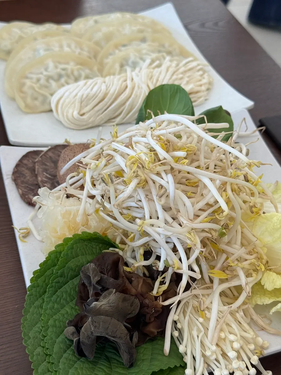 Pyeongyang mandu hot pot with steaming broth