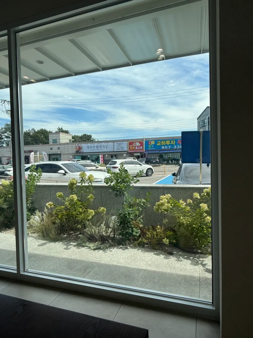 Self-service station for broth and side dishes