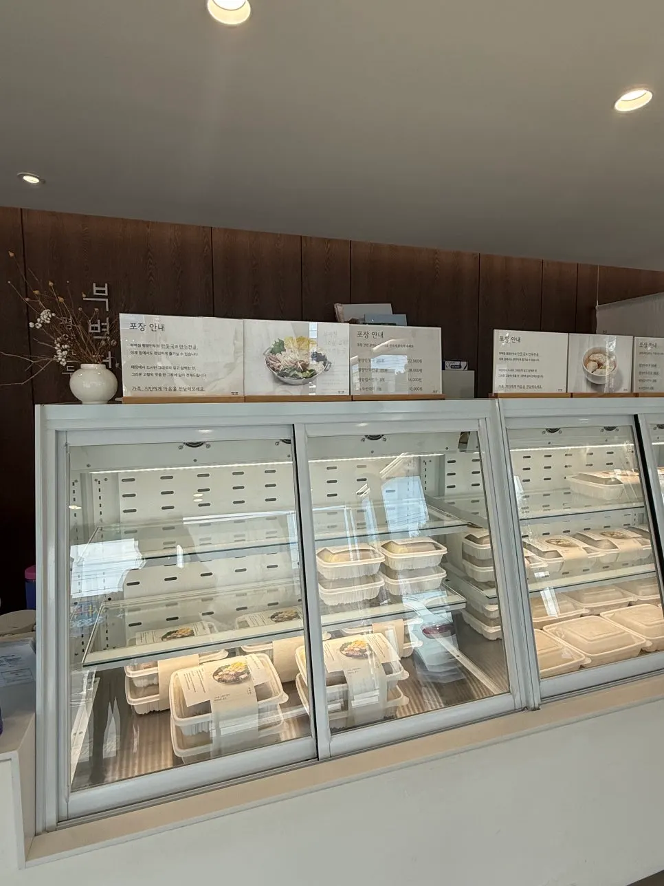 Mandu takeout packaged as meal kits