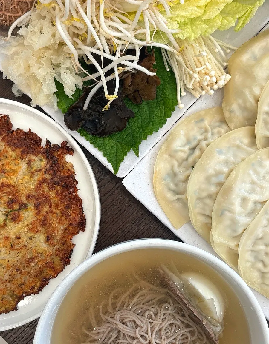 Mandu jeongol pot before boiling