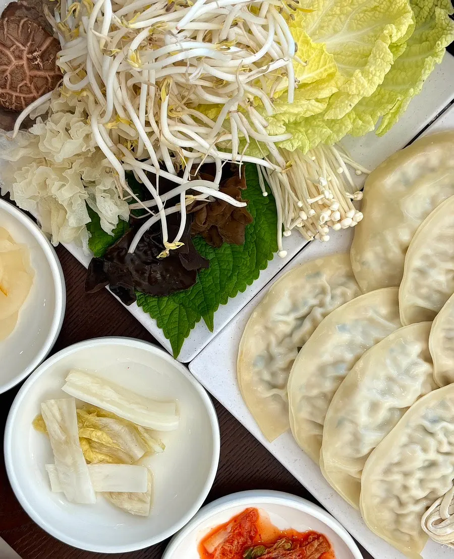Mandu jeongol ingredients with bean sprouts and mushrooms