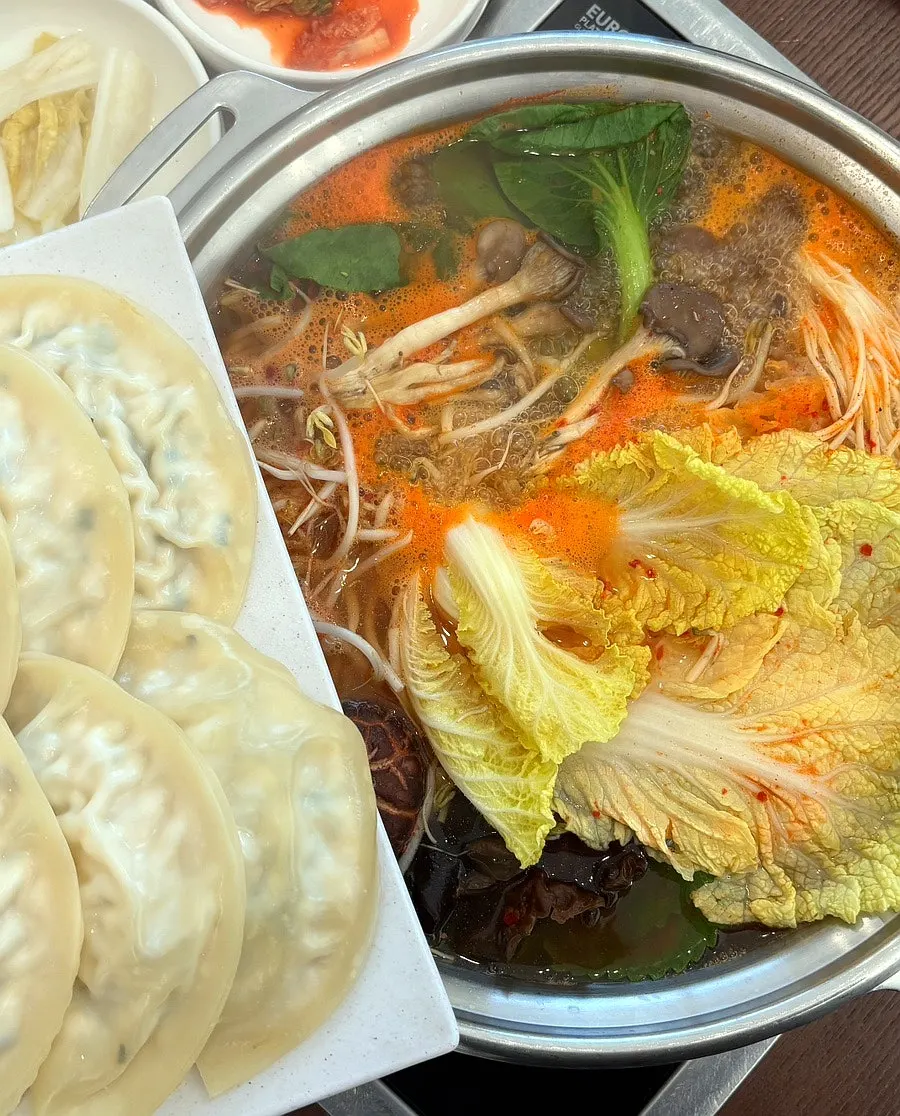 Palm-sized Pyeongyang mandu added to the hot pot