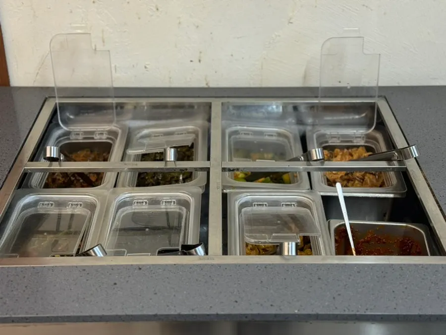 Self-service bar at Simhaksan Deulkkot Ssambap