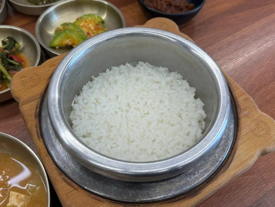 Unlimited-refill gangdoenjang and ssam vegetables