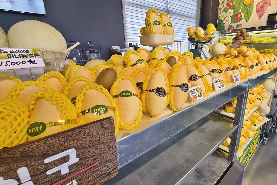Fresh mangoes displayed ripening at the entrance