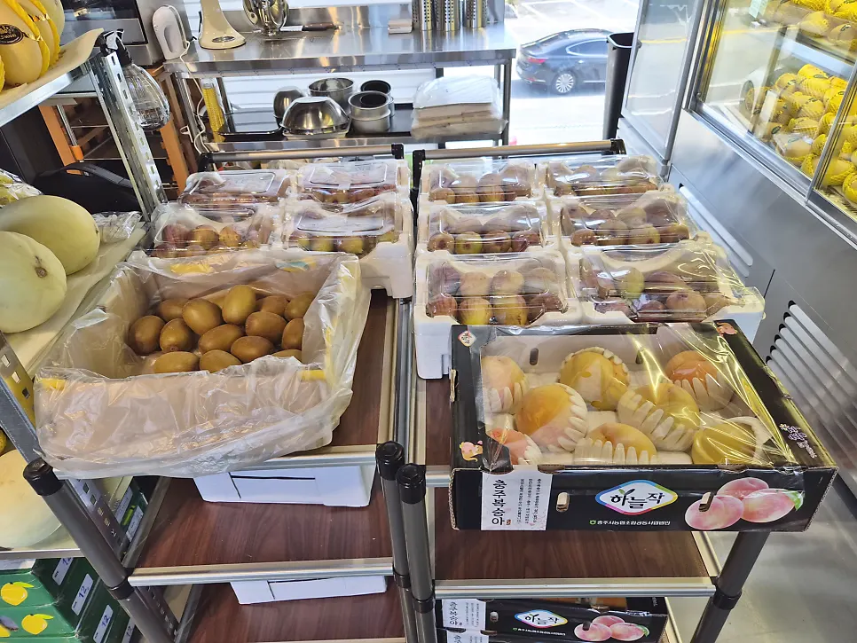Fresh fruit piled on a room-temperature display shelf