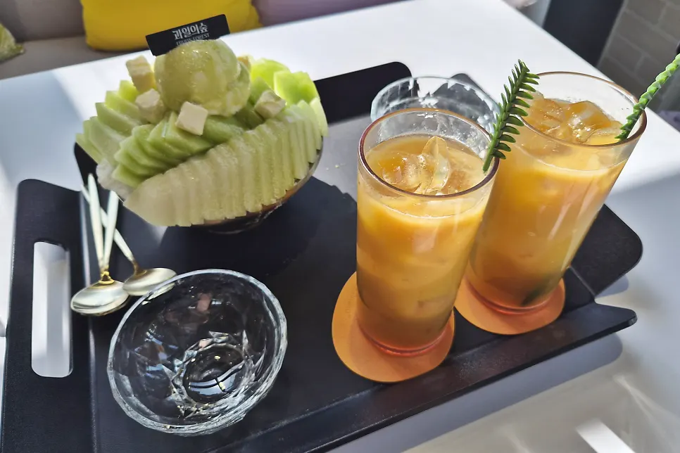 Table with the ordered melon snow bingsu