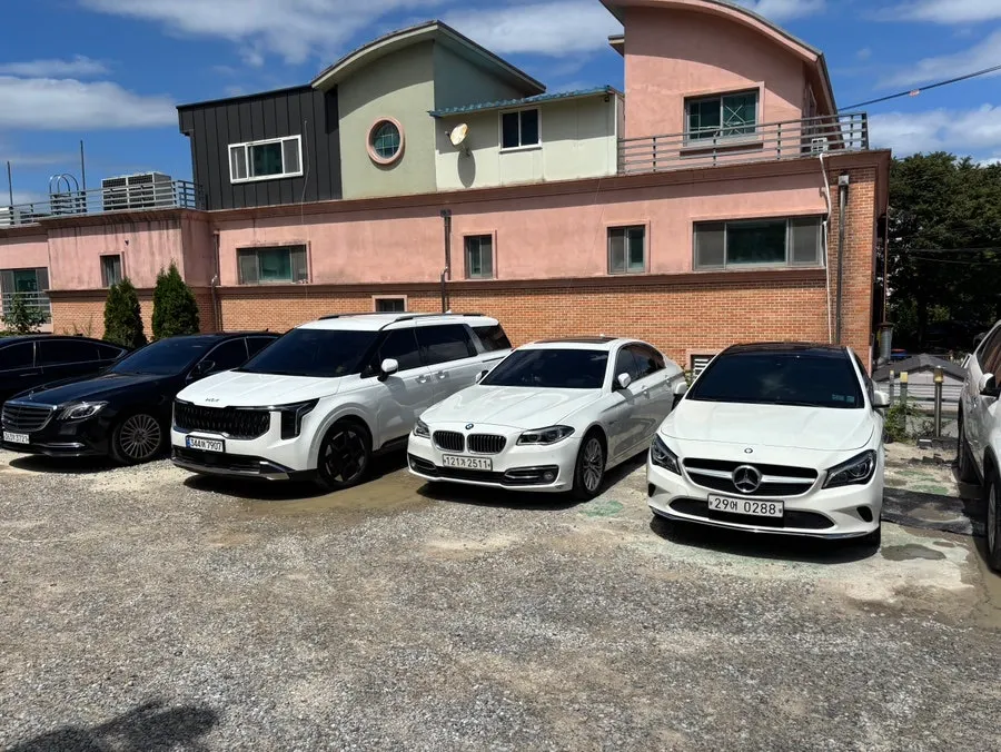 Full view of the Simhaksan Deulkkot Ssambap parking lot