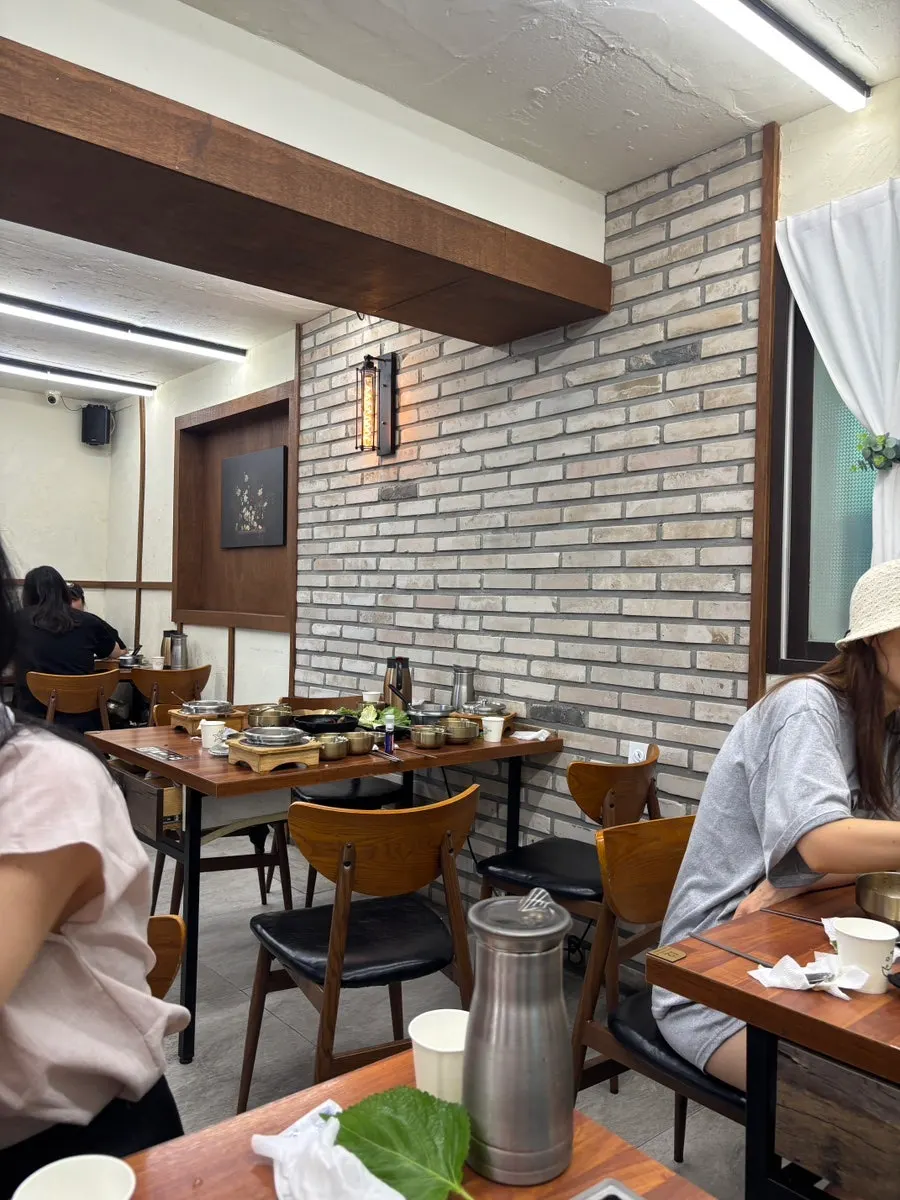 Busy dining hall seating at Deulkkot Ssambap