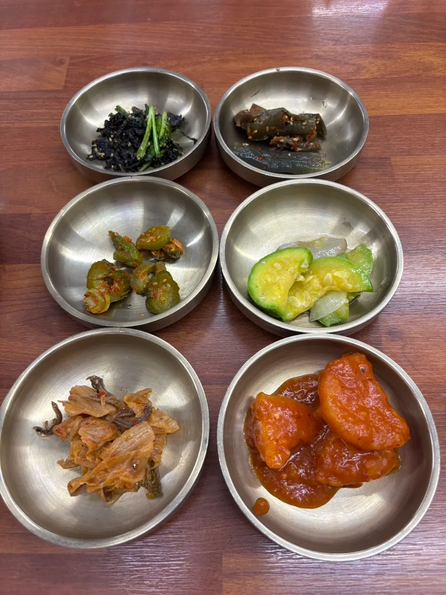 Full basic banchan spread at Deulkkot Ssambap