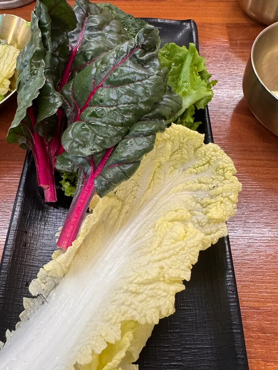 치커리와 적근대가 담긴 쌈채소 코너