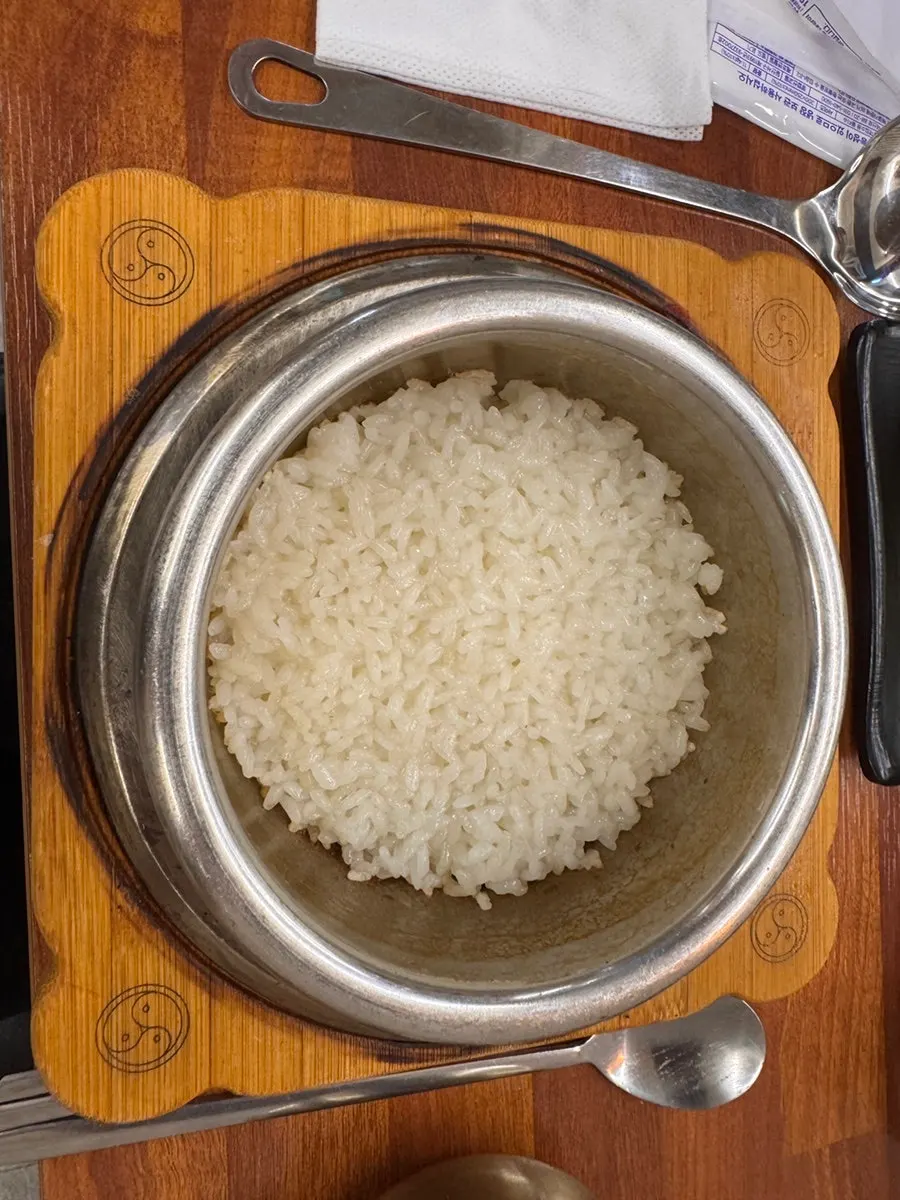 접시에 담아 온 신선한 쌈채소